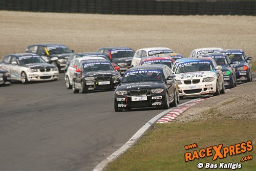 Jan Lammers aan de leiding van de BMW 130i Cup